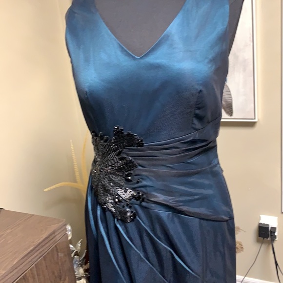 Gorgeous dress - Picture 5 of 15